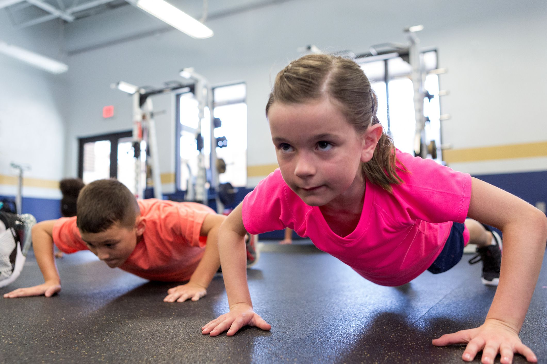 چگونه می‌توانم فرزندانم را به فعالیت بدنی منظم و متعادل تشویق کنم؟